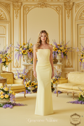 Modelo rubia con vestido amarillo ajustado - ambiente Bridgerton